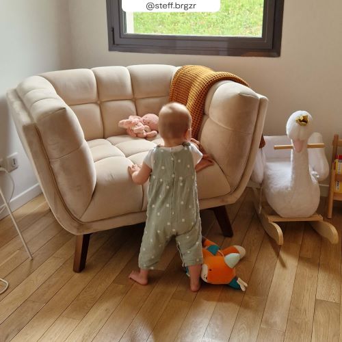 Fauteuil Mona beige dans une chambre enfant